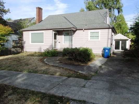 Close in PDX!  2 Br home +Attic-Bonus room + Small Outbuilding + basement