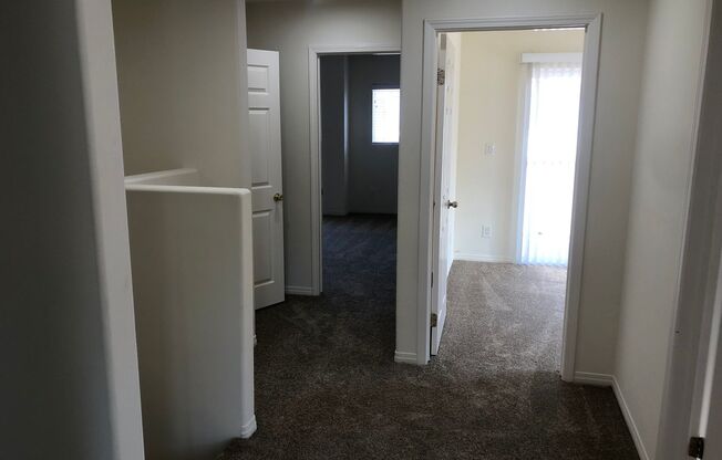 Beautiful Townhouse 4bd 3.75ba w/balconies, garage, laundry hkups, gated community