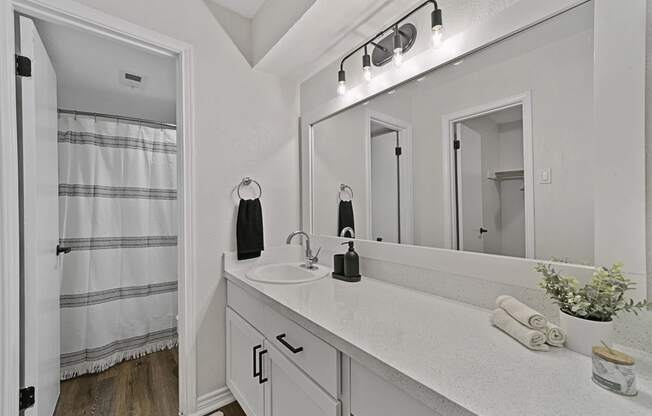 Welcome to Lakeside Apartments in North Dallas!