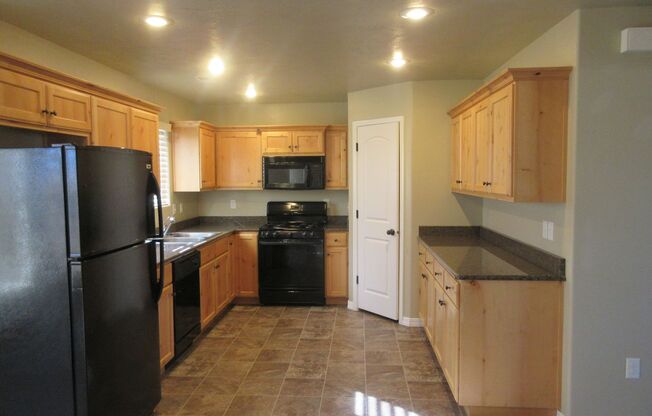 3 beds, 2.5 baths, $1,595