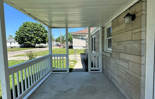 Backyard Nights & Front Porch Mornings — Cozy 3BR Brick Ranch in Fairlawn