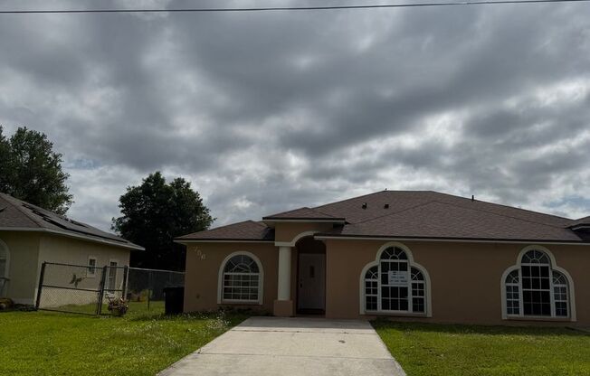 1/2 Duplex in Poinciana