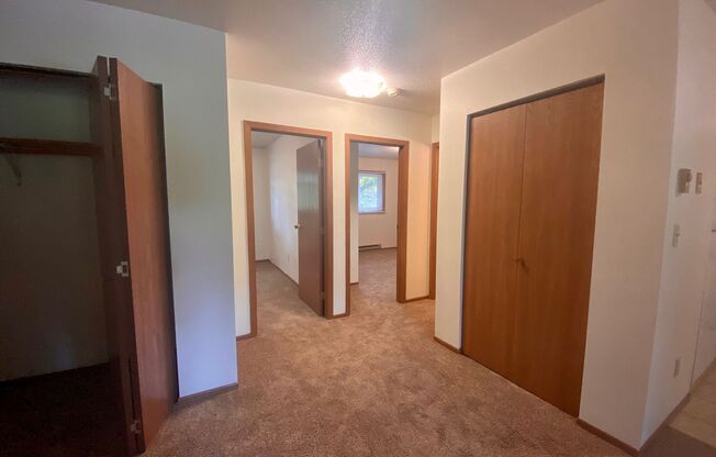 2 beds, 1 bath, $825, Unit 6