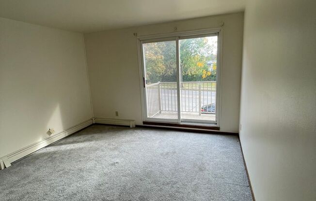 2 beds, 1 bath, $1,125, Unit 33