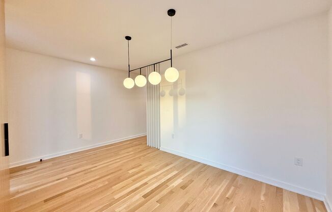 Beautiful 3BD, 3.5BA Downtown Raleigh Townhome with an Additional Bonus Room, Walkable to Premier Shopping & Dining