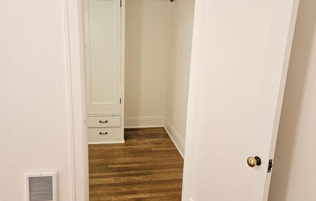 Studio, 1 bath, 337 sqft, $1,099, Unit 30