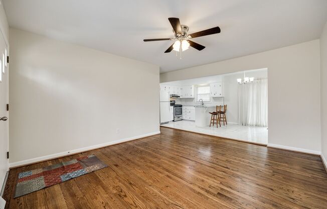 Gorgeous remodeled 3/4-bedroom ranch 1.3 miles from Downtown Belmont!