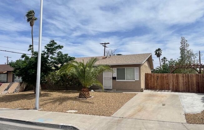 Great Centrally Located Property W/ Pool Near Proximities to Downtown and Strip!!!!