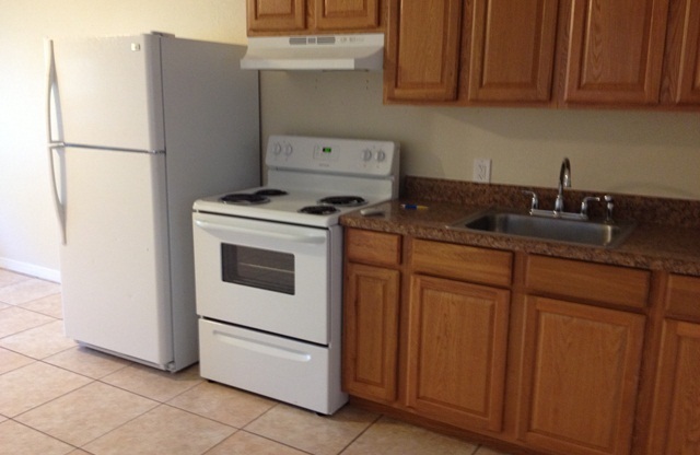 913 Brack St., Cute Studio in 1/2 duplex