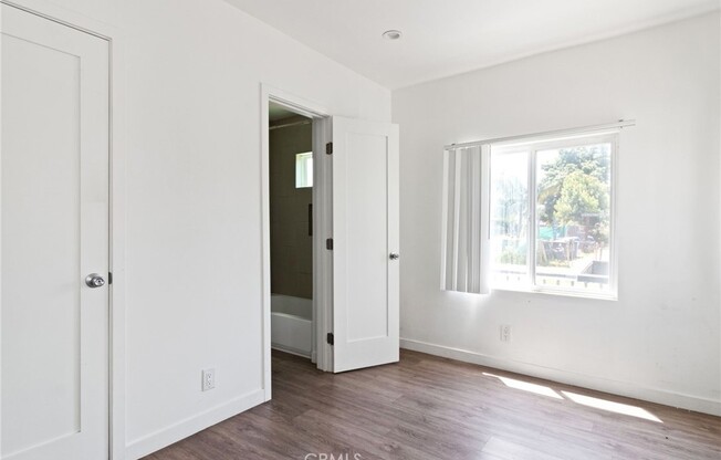 1257 W 38 ST