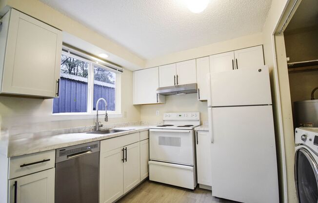 Newly Updated 2 BR Townhouse Apartment in SW Portland!