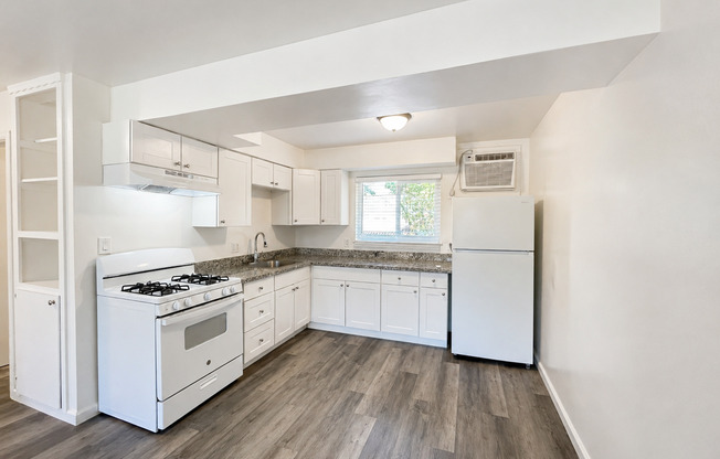 Courtside Apartments