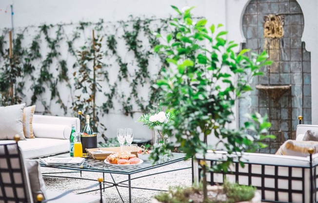 Courtyard Patio at Villa Carlotta – Furnished Apartments, Los Angeles, CA