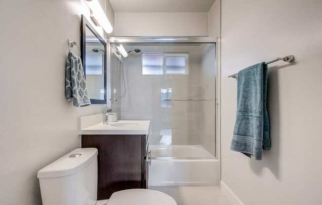 Studio apartment with spacious bathroom. Move in special.