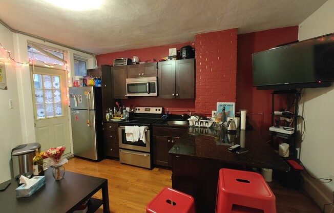 2 beds, 1 bath, $3,600, Unit 2F