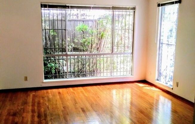 Spacious 2 Bedroom, apartment, with Hardwood Floors, in quiet area below Sacramento St.