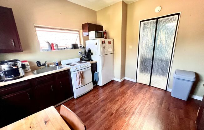 2 beds, 1 bath, $1,495, Unit 3B