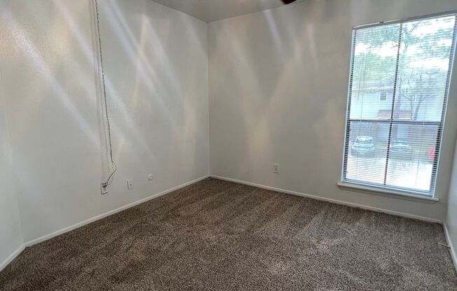 2 beds, 1 bath, 859 sqft, $1,050, Unit 01-003