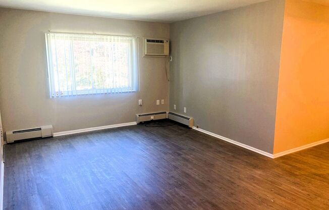 2 beds, 1 bath, 775 sqft, $1,045, Unit C38