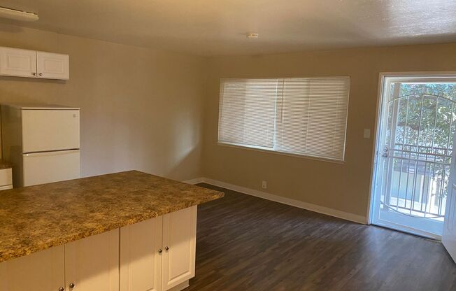 SUPER NICE LOWER REMODELED*1BD*1BA*HWFLS*AC*PARKING*LAUNDRY ON SITE*IN THE HEART OF WEST SACRAMENTO