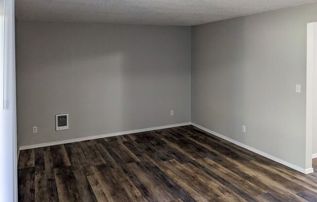 2 beds, 1 bath, 889 sqft, $1,295, Unit 33