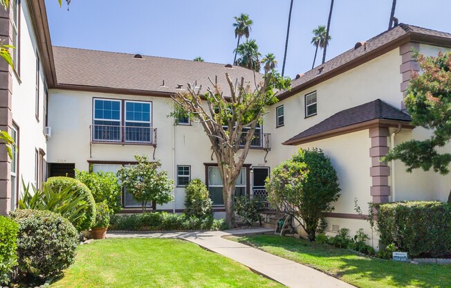 Remodeled Studio in the Heart of Los Feliz | Hardwood Floors | Walk-In Closet | & On-Site Laundry
