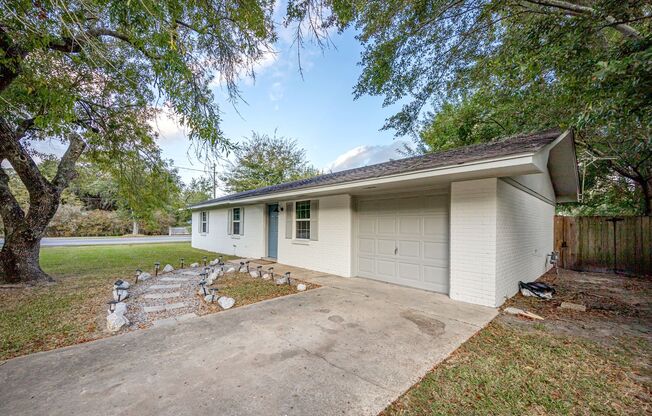 Adorable Rental Near Downtown Ocean Springs!