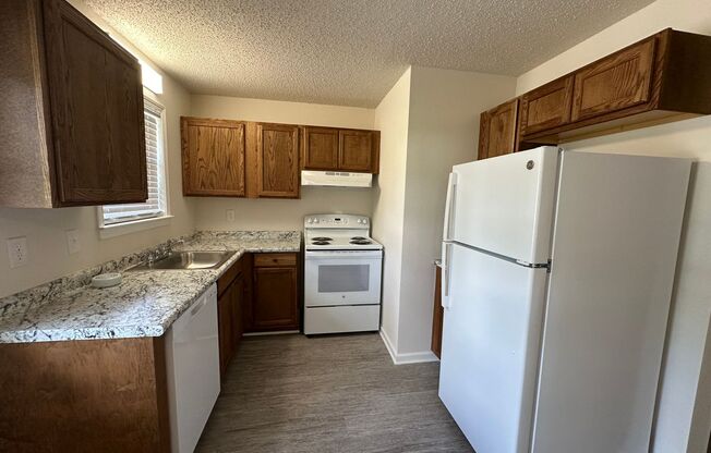 2 beds, 1 bath, $800, Unit Apt 17