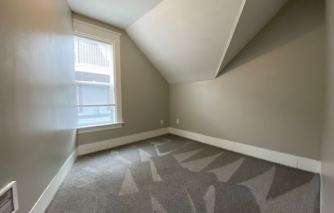 2 beds, 1 bath, 850 sqft, $1,325, Unit Unit 3
