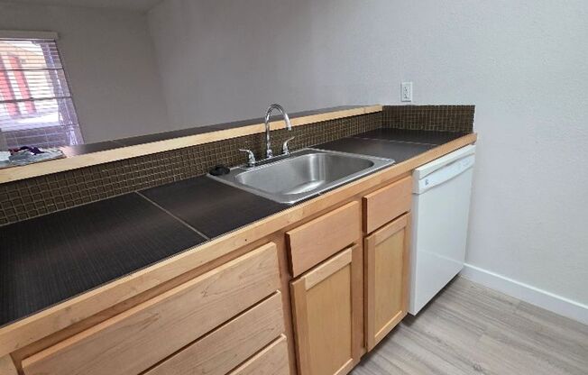 1 bed, 1 bath, 700 sqft, $999, Unit ELP2200-204
