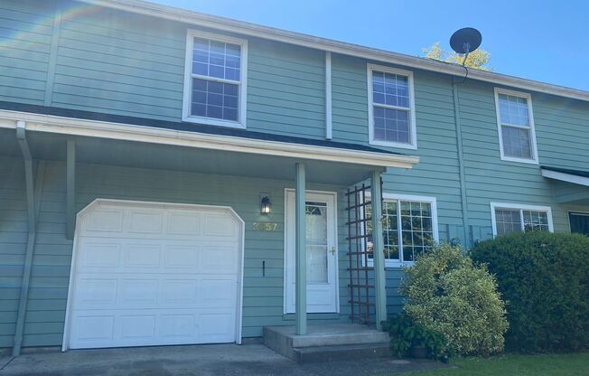 Spacious 3-Bedroom, 2.5-Bath Townhouse Near Churchill In Eugene!