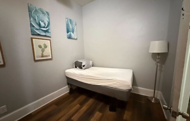 Room for Rent at 1914 Barnard St., Savannah, GA – (Utilities Included!)