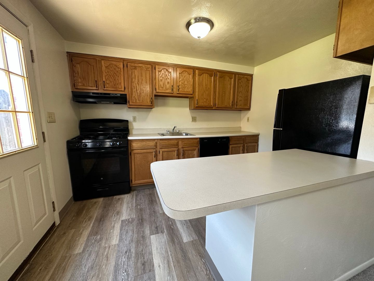 Tremendous Townhome in Plum with a Huge Primary Bedroom! Back Patio and Yard! CALL TODAY!