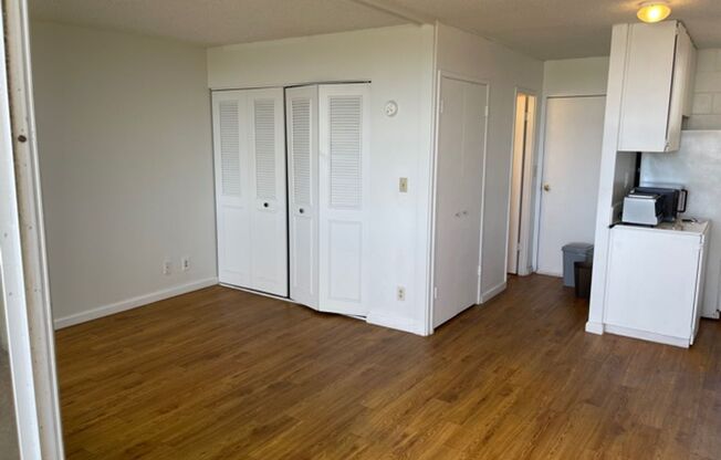 Studio w/ parking -Close to UH! Views of Diamond Head- Electricity Included