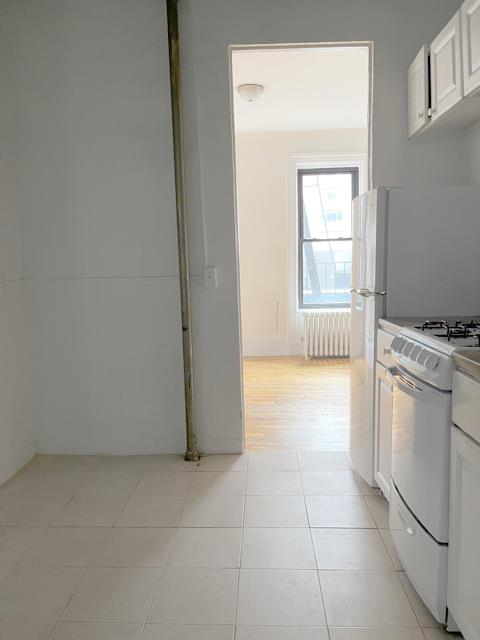 2 beds, 1 bath, $4,000, Unit 12