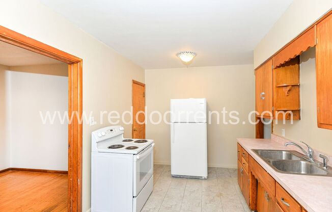 2 beds, 1 bath, 1,005 sqft, $1,200, Unit 1544 N Hawthorne Lane