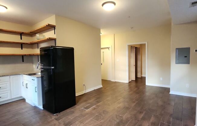 1 bed, 1 bath, $1,050, Unit 2219 Maryland Ave - 2