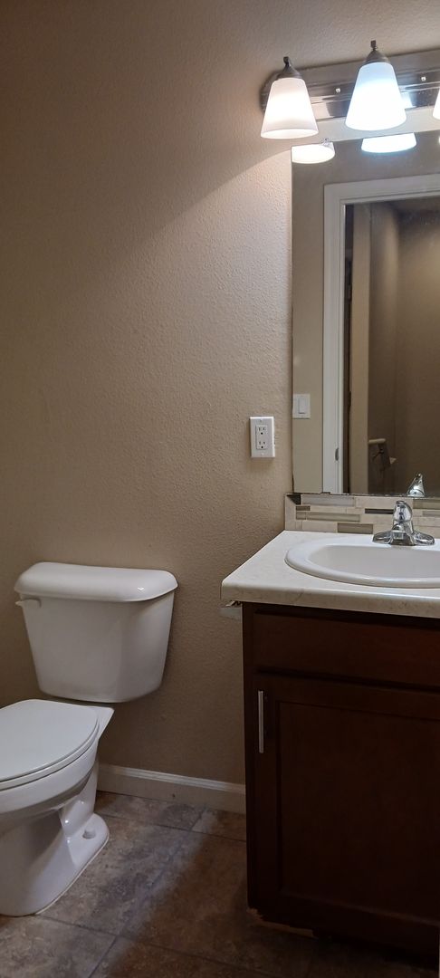 2 beds, 1.5 baths, 1,047 sqft, $1,395, Unit Unit 19