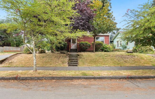 North Portland Corner Lot, 2 bedroom Home with Lawncare included