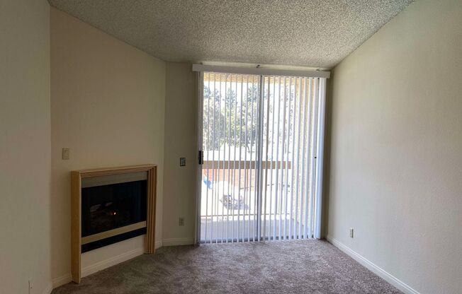 Spacious Condo 1 bed + 1 bath in North Hollywood with pool !