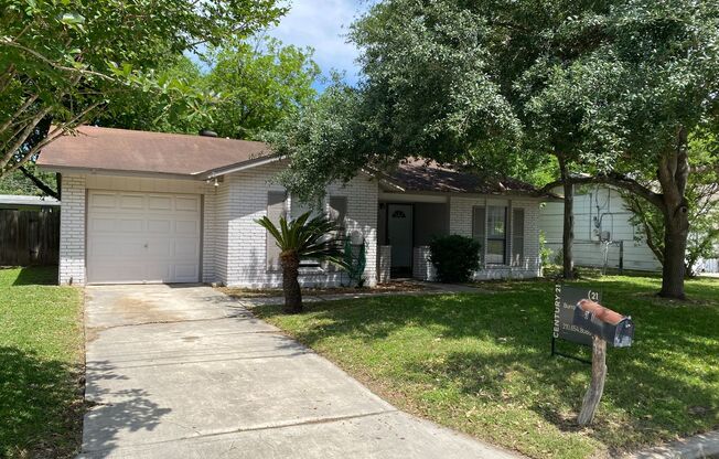 CUTE 3 BR IN UNIVERSAL CITY W/ EASY ACCESS TO RANDOLPH AFB, 1604, 35, & SHOPPING