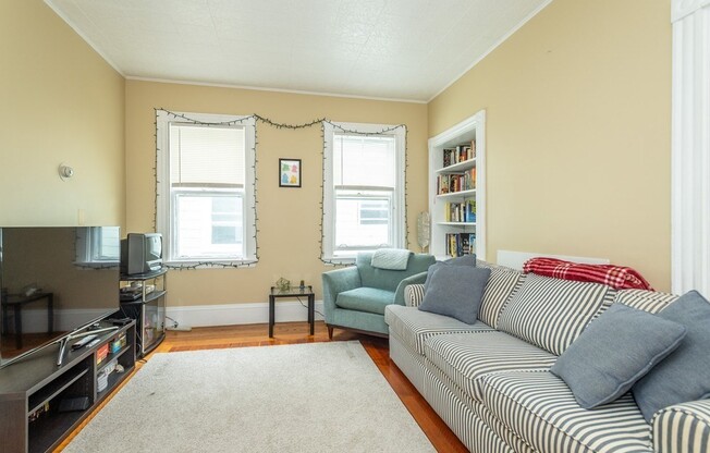 7 BURNSIDE AVE