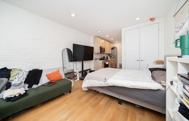 344 W 17 ST