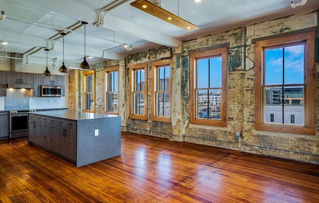 LUXURY   CONDOS IN THE HEART OF ALAMO CITY