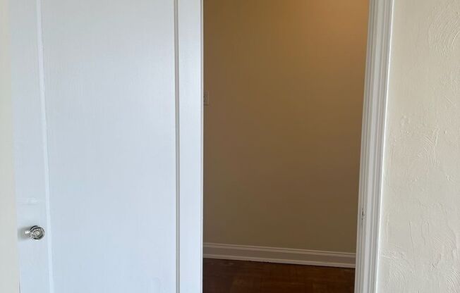 Studio, 1 bath, 413 sqft, $1,425, Unit Royal York 1015