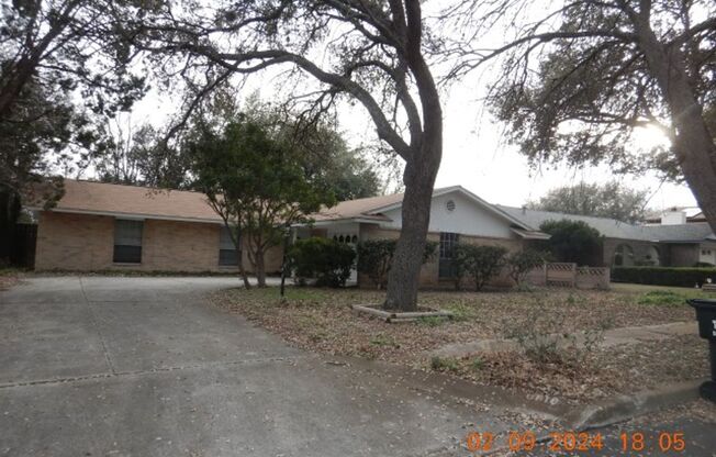 Spacious 4 bedroom 2 bath home in Camelot II