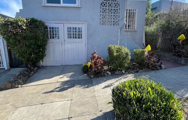 Great House in Oakland with a yard! 2 Beds, 1 Bath