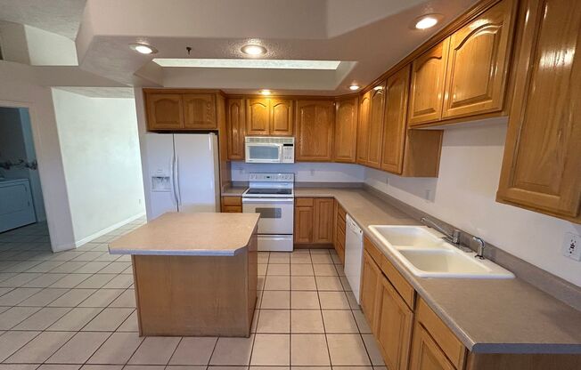 3 beds, 2 baths, $2,095, Unit Cameo PARK HOA.