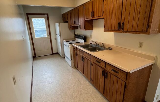 2 beds, 1 bath, $775, Unit 436