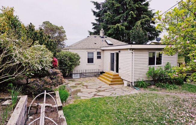 Charming Pet Friendly Two Bedroom Bungalow in West Seattle